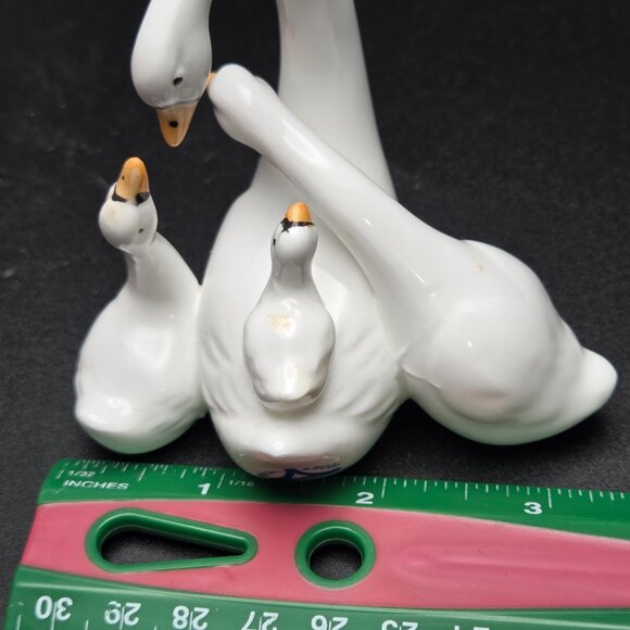 Vintage Royal Ascot Family Figurine Mother Swan & Baby Swans Cygnets Bone China - Picture 11 of 12